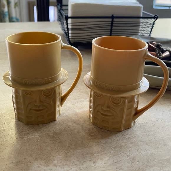 Vtg. VINTAGE 1960s MR. PEANUT PLASTIC MUGS CUPS - Picture 2 of 7